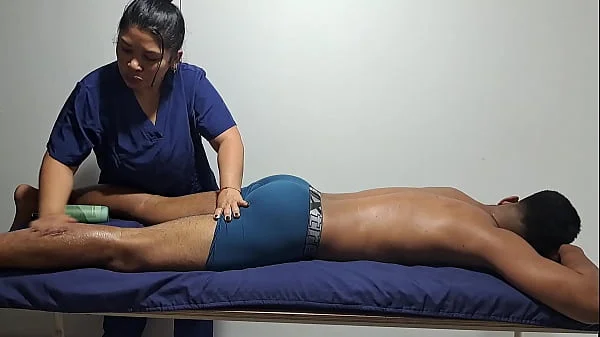 Un masaje relajante para este sexy chico, me pone tan cachonda pt2 me pone tan cachonda verlo semidesnudo