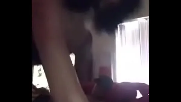 Namorada chupa o pau do amigo e depois rebola gostoso com a calcinha branca de lado