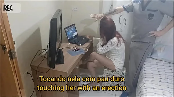 Novinha sozinha em casa recebe o manutencista tarado! Câmera escondida