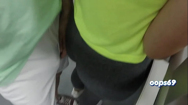 Guy Grinding his Cock in the Ass of a Woman who Goes to Work by Public Train and she Liked !